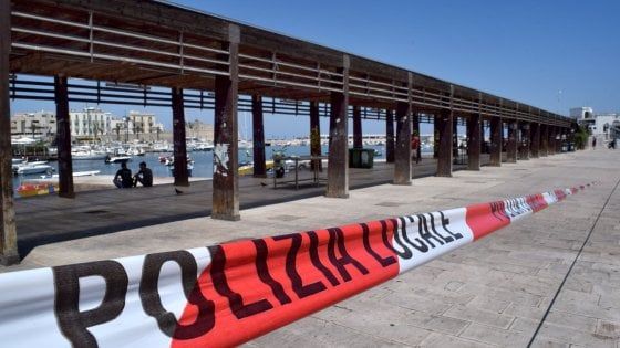 Bari, i pescatori in Comune dopo il blitz dei vigili sul molo San Nicola. L'assessora: "Niente divieti se migliorate"