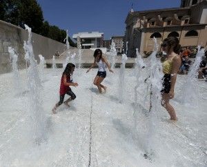Caldo record, Roma nella morsa di Caronte<br />bagni nelle fontane e boom di chiamate al 118