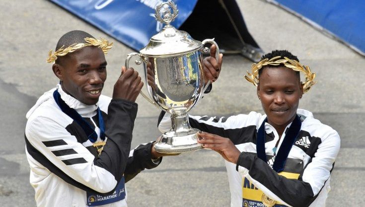 Atletica, la maratona di Boston torna dopo 30 mesi: trionfo di Kipruto e Kipyogei