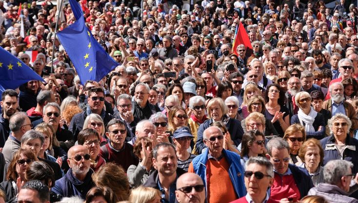 Genova, migliaia in corteo per il 25 aprile, contestati in piazza Bucci e Toti