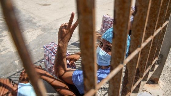Ragusa, 28 migranti fuggono da azienda agricola: ferito un carabiniere