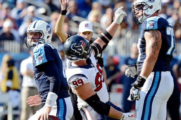 Nfl, mima un selfie dopo aver atterrato il quarterback, lo sfott&ograve; di JJ Watt