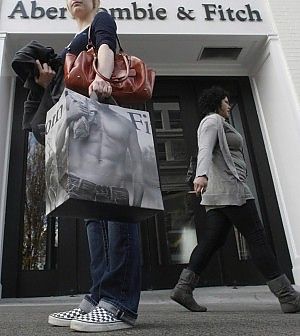 Addio logo sui vestiti, svolta di Abercrombie per piacere ai giovani