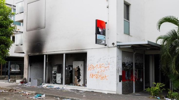 Ancora barricate in Nuova Caledonia, attesa per l’arrivo di Macron