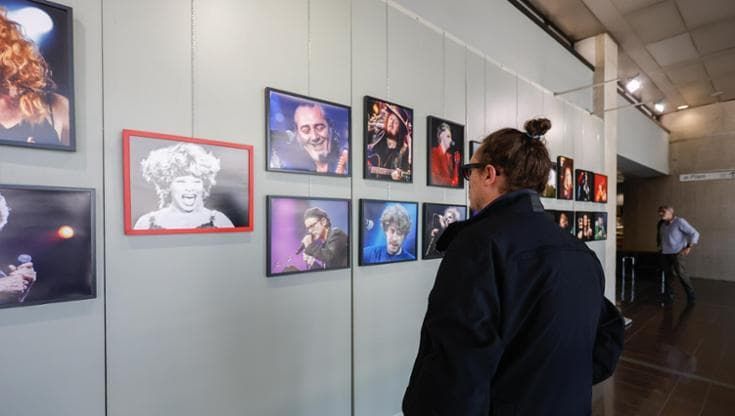 I grandi volti della musica, da Guccini a Tina Turner: la mostra-omaggio al fotografo Michele Nucci