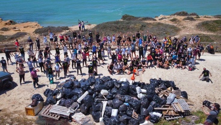 Ragusa, 200 volantari ripuliscono la spiaggia di Punta Bracetto
