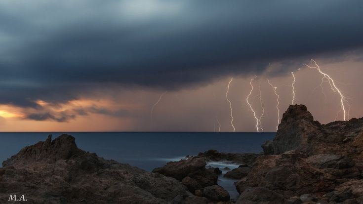 Fulmini e saette sul golfo di Napoli, le foto catturano l'attimo