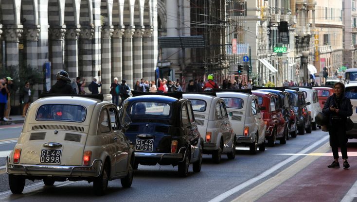 Genova, raduno di Fiat 500 storiche: "La Superba in 500" 