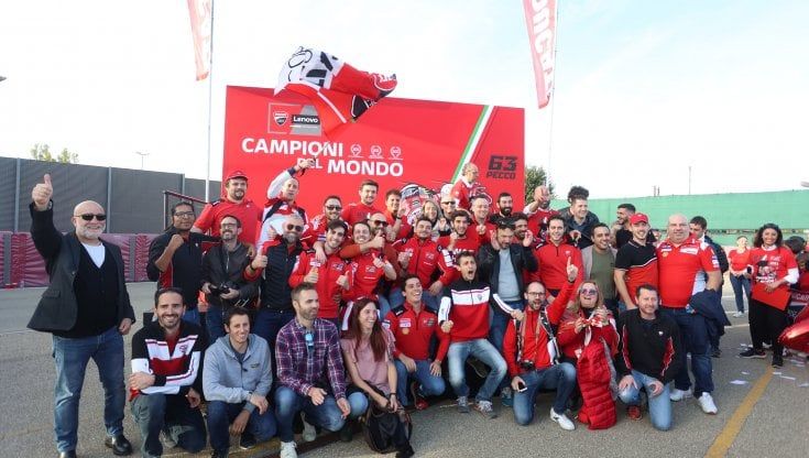 La carica dei duemila della Ducati a Borgo Panigale: “Bagnaia, vittoria di tutti”
