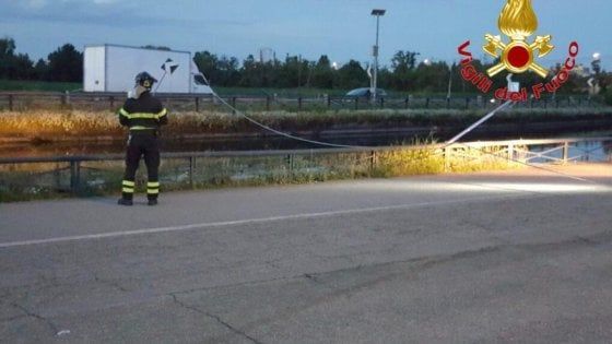 Crollano due tralicci dell'alta tensione sulla provinciale Vecchia Vigevanese: chiusa la strada