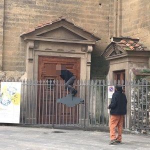 Firenze, minaccia i passanti con due siringhe al mercato di San Lorenzo