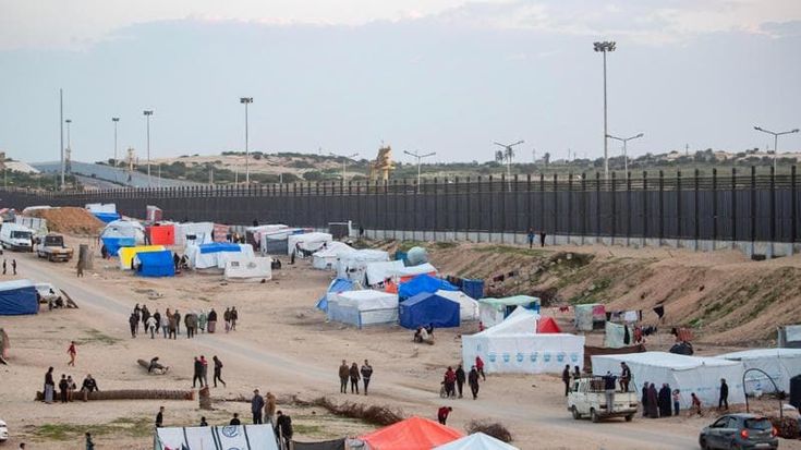 La folla affamata ha assaltato il valico di Rafah. Qui c’è rimasta solo la disperazione