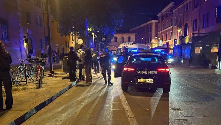 Aggressione in piazza Aldrovandi, giovane ferito con un fendente all’addome