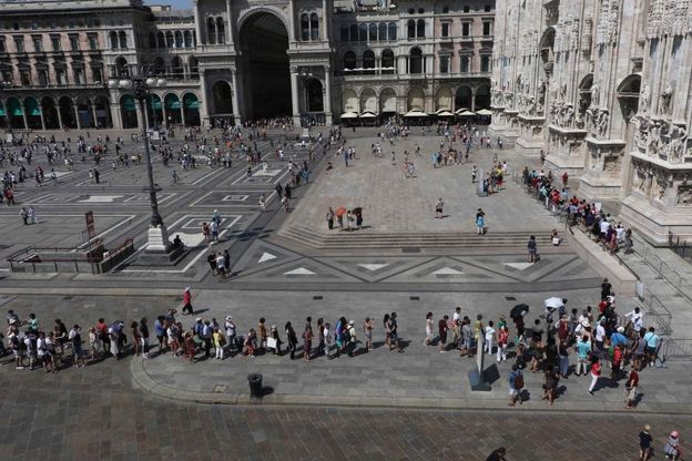 Milano, gran caldo e controlli severi non tengono i turisti lontani dal Duomo
