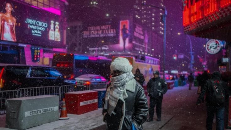 Tempesta di neve su New York: attesi fino a 20 centimetri. Centinaia i voli cancellati
