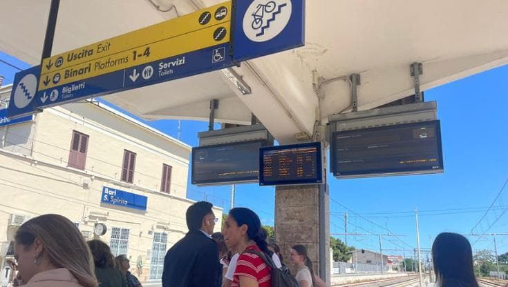 Treni ancora nel caos in Puglia: ritardi e cancellazioni per guasto. Problema risolto dopo tre ore