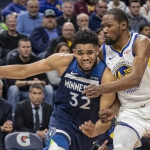 Basket, Nba: Golden State ko a Minneapolis, Denver la aggancia in vetta