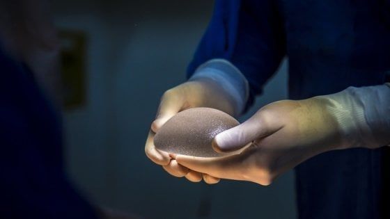 Allerta francese: rischi linfoma da protesi seno