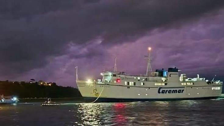 Procida, vento forte: un traghetto Caremar con 115 persone si incaglia nel porto