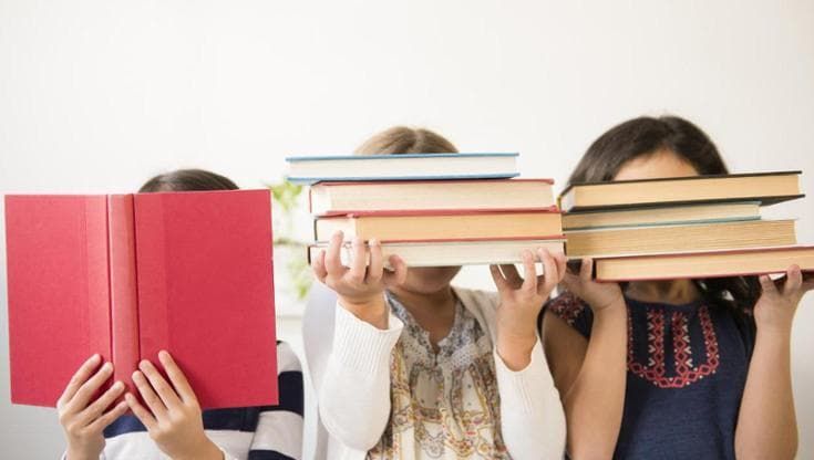 "Perché mio figlio non vuole fare i compiti per le vacanze?". I consigli per farli senza stress
