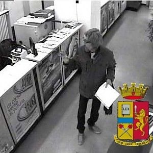 Al rapinatore mancava un dito, lui invece ce l'ha: scarcerato dopo tre settimane