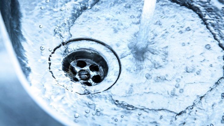 Gli italiani e l'acqua: otto paradossi che frenano sviluppo e sostenibilità
