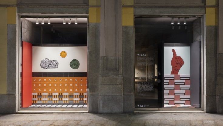 L'arte rianima le vetrine spente di via della Spiga a Milano