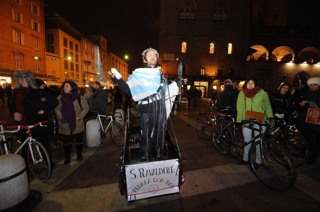 La "benedizione" dei ciclisti in piazza del Nettuno