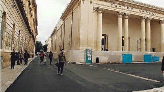 Lecce, colata di asfalto attorno al teatro Apollo. L'assessore: "Osceno dopo 10 anni di restauro"