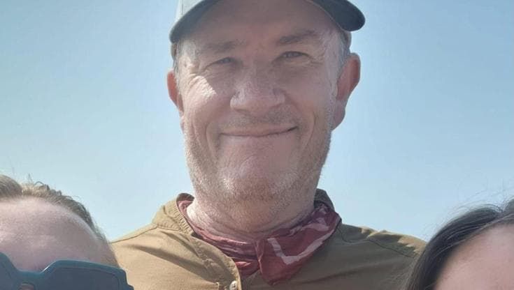 Vacanze in Sicilia per il premio Oscar Tom Hanks, foto da turista a Sampieri