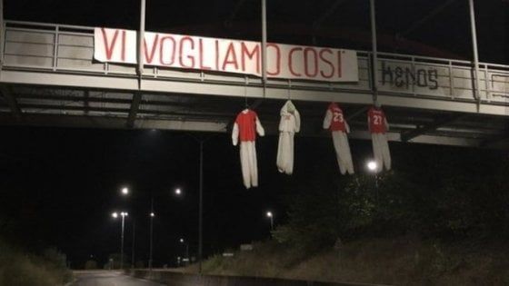 Manichini con le maglie del Perugia appesi sotto al cavalcavia: contestazione shock dei tifosi dopo la retrocessione in C