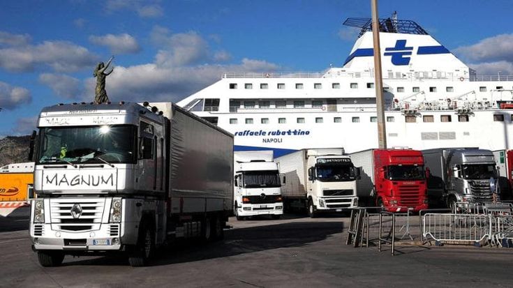 Gasolio, protesta degli armatori: “Pronti a bloccare lo Stretto”
