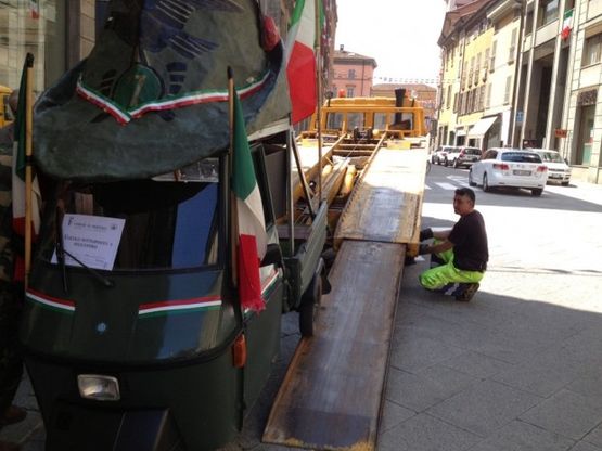 Sequestrato l'Apecar degli alpini:<br />troppo "ingombrante" il cappello