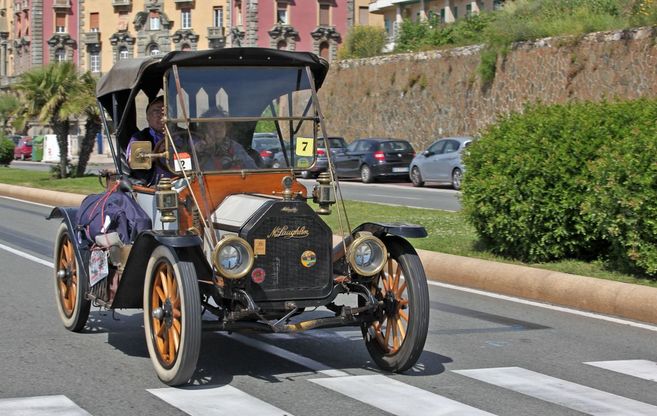 Le 'signore su quattro ruote' sfilano in corso Italia