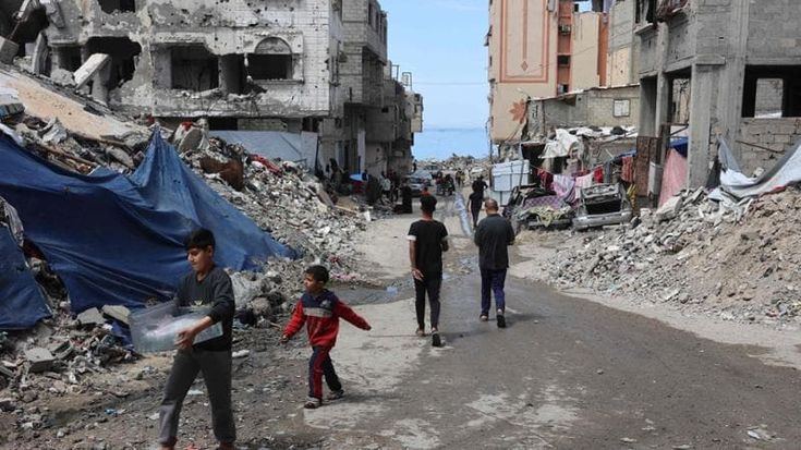 Gaza, crisi dei contanti. Banche distrutte, file interminabili: i nostri soldi ostaggio della guerra