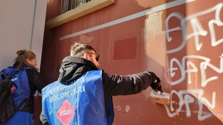 Bari, pennelli e vernice per dare nuovo volto alla scuola Diaz: in azione i volontari Retake