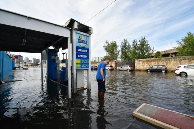Maltempo: allagamenti a Napoli e provincia