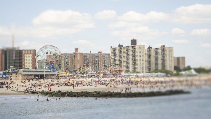 Coney Island, il Luna park di New York compie 120 anni e si prepara a un altro giro di giostra