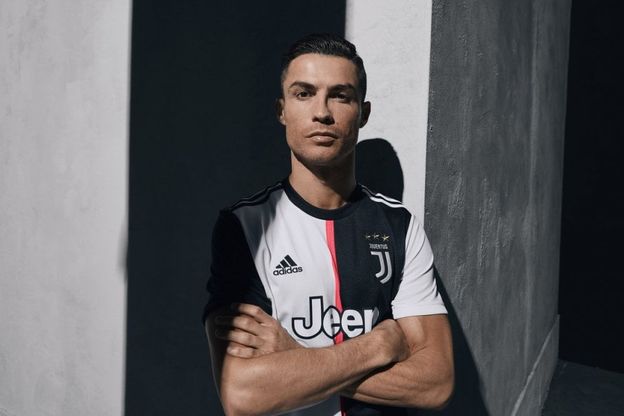 Juventus, la nuova maglia perde le strisce. Tra il bianco e il nero spunta il rosa
