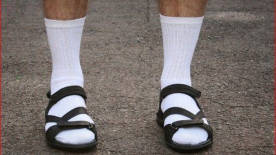 #AbolisciQualcosa, impazza la parodia social della campagna elettorale