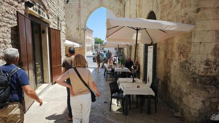 Tavolini selvaggi a Bari vecchia, scatta il blitz dei vigili tra sanzioni e fuggi fuggi