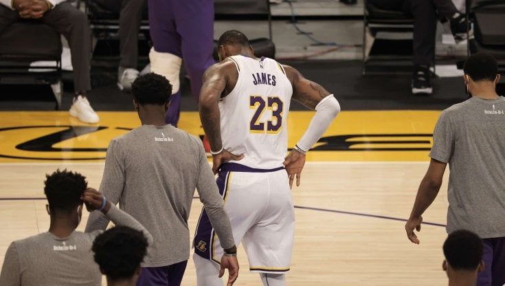Basket, Nba: James dopo l'infortunio: ''Tornerò presto''. Ma si teme un lungo stop