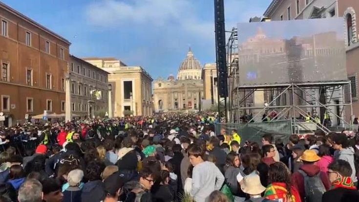 Da Torino a Roma, la notte in pullman con i fedeli per i funerali del Papa: “Andiamo a dirgli adios”