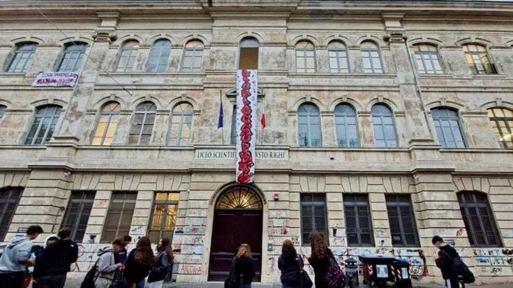 Liceo Righi, ecco perché gli studenti hanno occupato: “Fuori i politici dalle scuole”