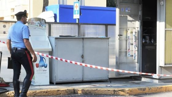 Spara a un benzinaio e scappa, forse un tenativo di rapina