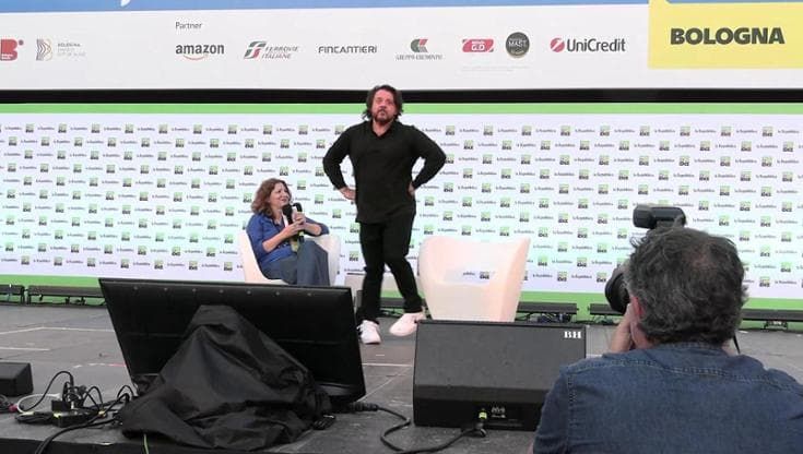 Repubblica delle Idee 2023, il ballo di Lillo in piazza Maggiore: "Questo l'ho insegnato a Mick Jagger"
