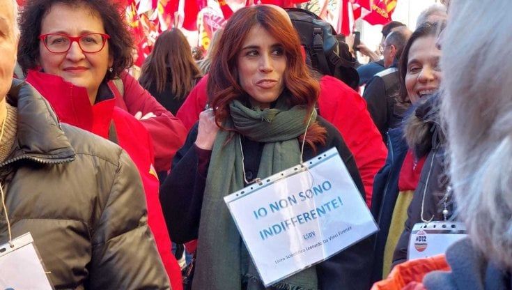 Bagno di folla per la preside minacciata dal ministro: "La tua lettera è diventata famosa nel mondo"
