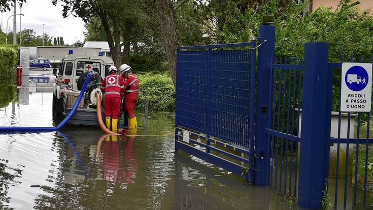 Milano, la promessa di Don Mazzi: "Ci hanno evacuati ma resteremo a Parco Lambro"