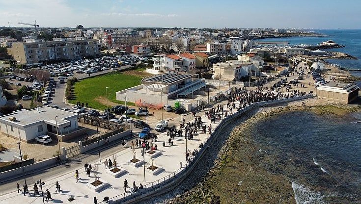 Torre a Mare in festa per il primo tratto di lungomare riqualificato. Decaro: "Che bello ritrovarsi"