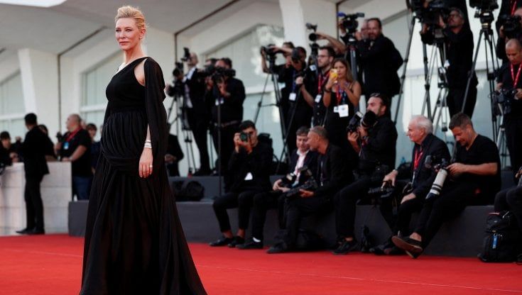 Ciak si sfila, il tappeto rosso della cerimonia di chiusura di Venezia 79